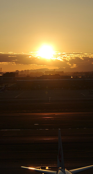羽田空港と夕日の壁紙